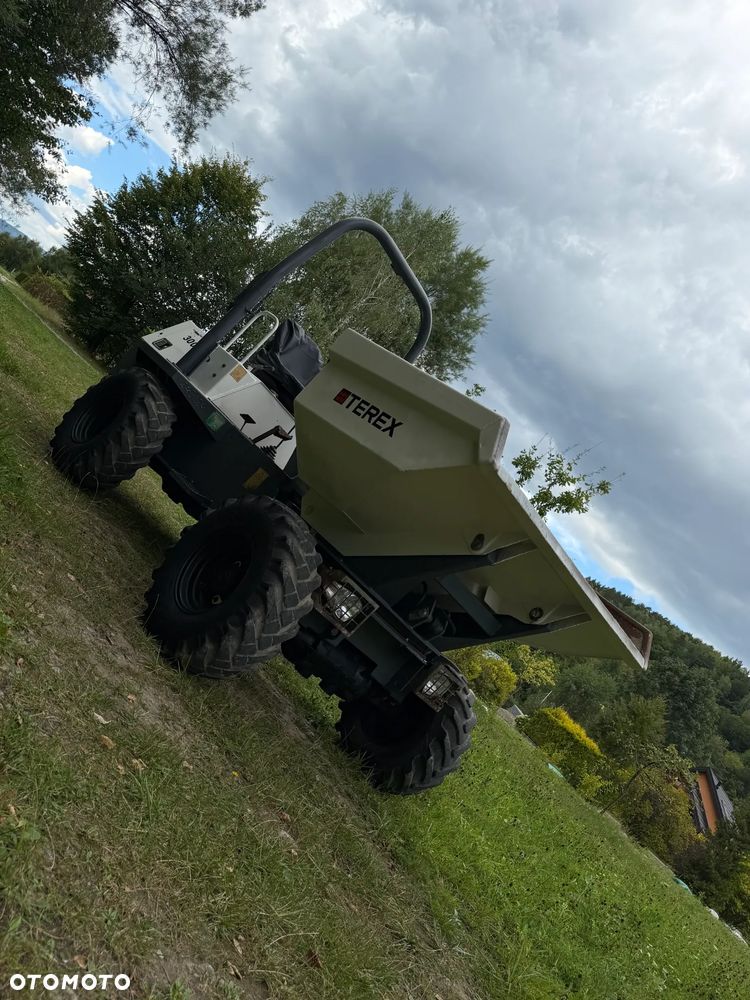 Terex 3001 Benford 3 tony OBROTOWE. Wozidło Budowlane-Rolnicze. Wózek z Obrotową Kolebą. 3 tony ładowność. 4x4. Mocny Silnik 4 cylindry Kubota 50km. 2600 mtg. Jazda 3 prędkości. Maszyna jak Nowa z Norweskiego Gospodarstwa! Ani deka luzów i wycieków! Pełny Oryginał. Hamulce brzytwa. Serwisy w DEKRA. Maszyna Woziła lekkie ładunki. Praktycznie zerowe zużycie. Wielka Okazja. Wszystko w pełnym Oryginale. Opony Oryginał w dobrym stanie! Oświetlenie Fabryczne tył przód! Potężna moc! - 20