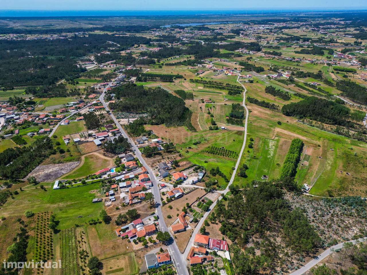 Terreno com cerca de 2.400 m² e viabilidade de construção em Moinhos d - Grande imagem: 4/21