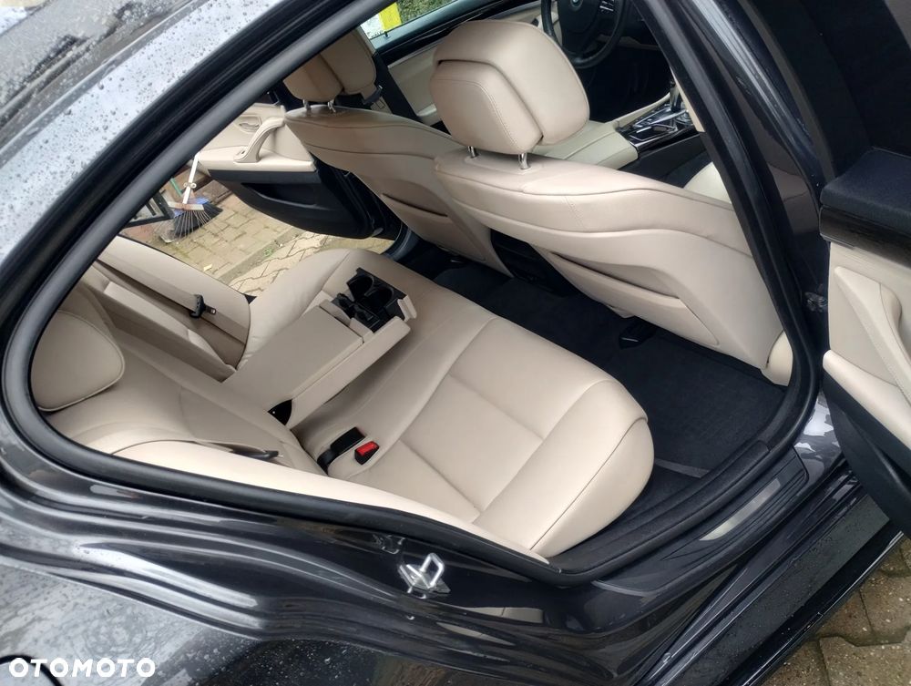 BMW Seria 5 528i xDrive Sport-Aut - 23
