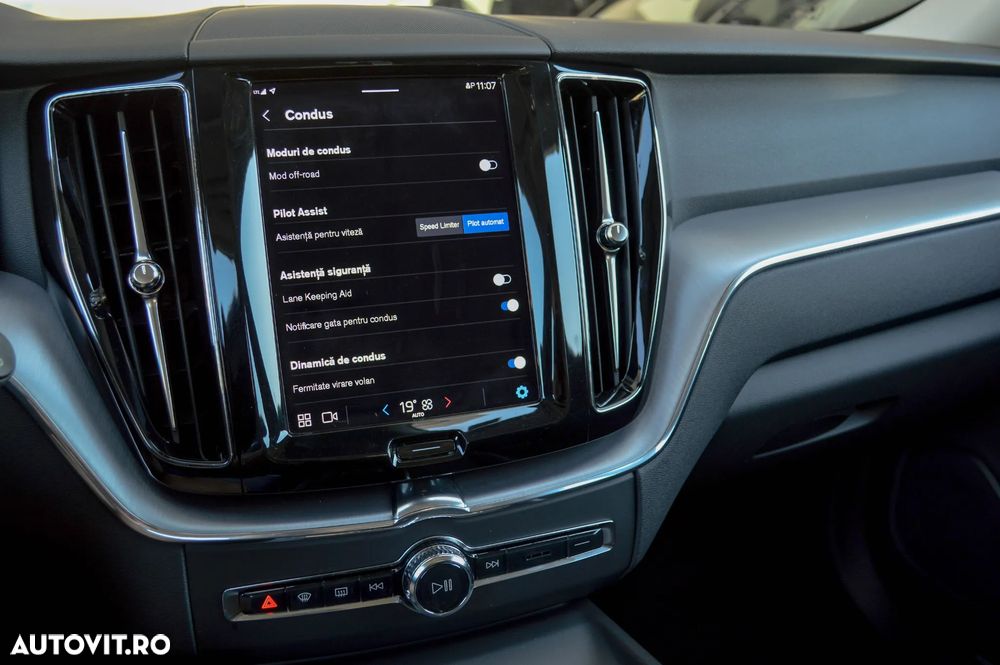 Volvo XC 60 B4 MHEV AT8 AWD Momentum Pro - 10