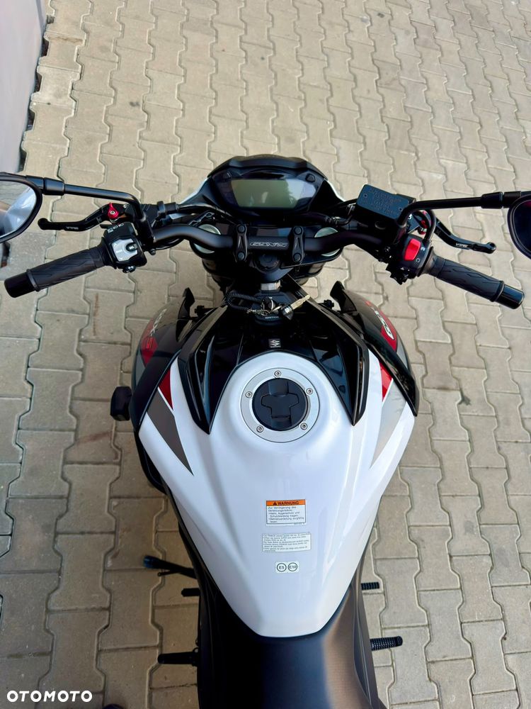 Suzuki GSX - 19