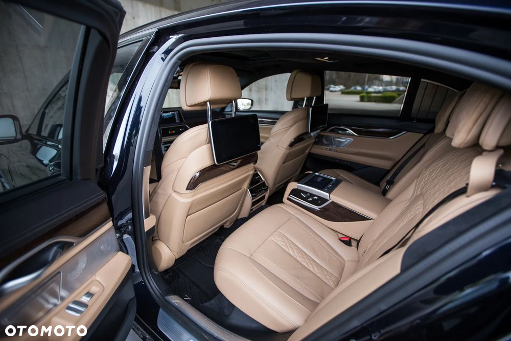 BMW Seria 7 745e sport - 15