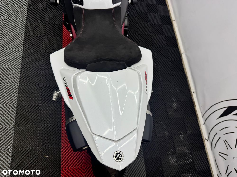 Yamaha R1 - 24