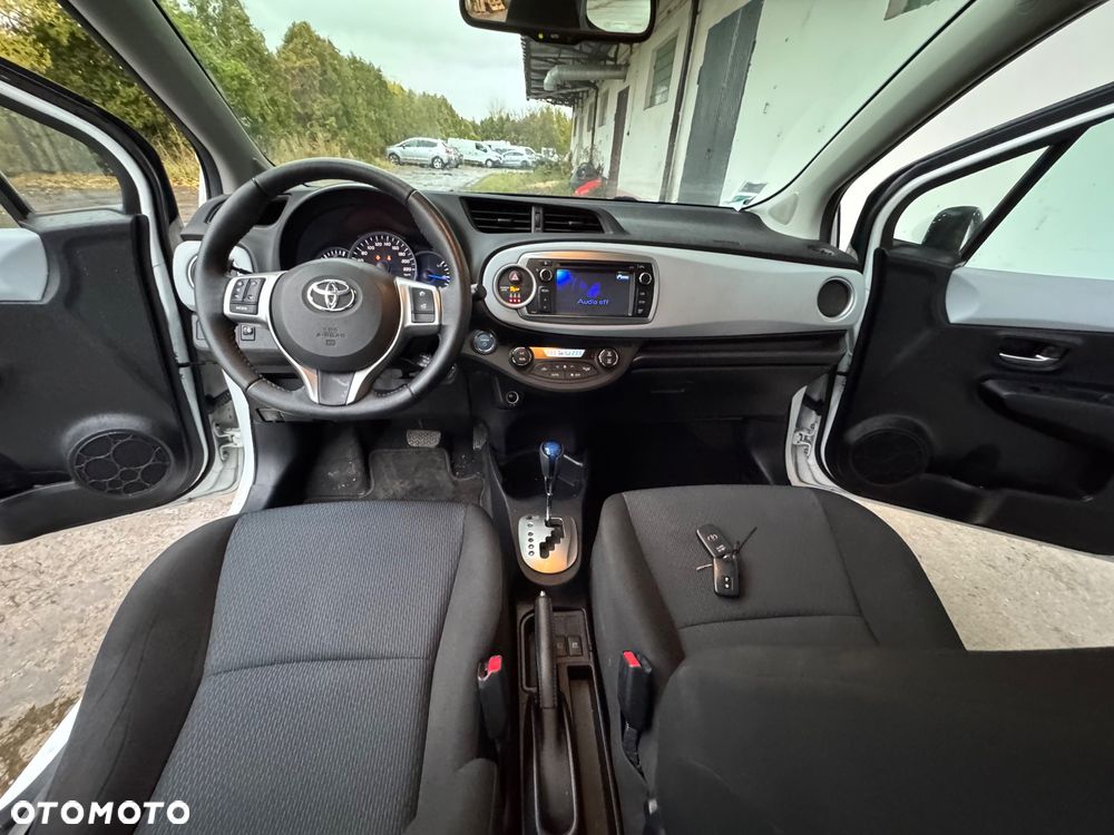 Toyota Yaris Hybrid 100 Premium - 10