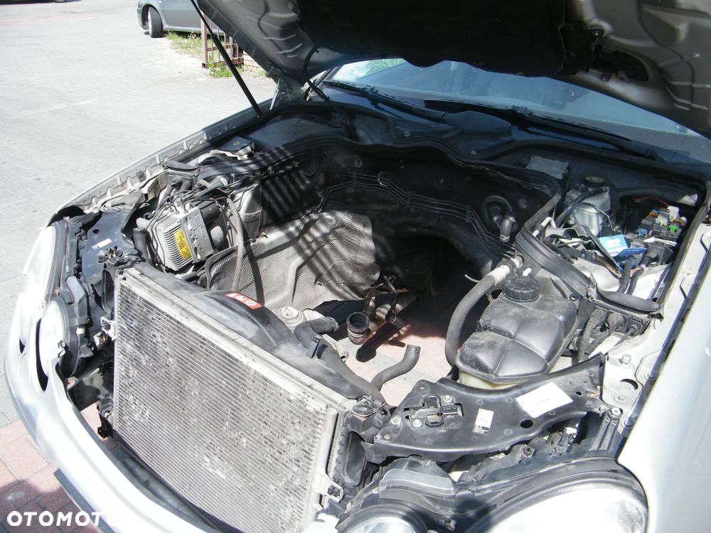 Mercedes – Benz E klasa W211 (02-06r.) 2.7 CDI 176KM. Silnik 647961 (D647961(63S), OM647) Skrzynia 722640 lakier 744 (Srebrny brylantowy- metaliczny). Cały na części. GWARANCJA !!!  Przód Tył Zestaw Komplet Drzwi Klapa Zderzak Błotnik Maska Grill Atrapa Szyba Pas Lampa Lusterko Boczki Fotel Kanapa Kokpit Deska Rozdzielcza Przełącznik Włącznik Sterownik Przewody Wiązka Instalacja Moduł Komputer Czujnik Listwa Pompa Alternator Wtryski Głowica Rozrusznik Kompresor Sprzęgło Dwumas Silnik Skrzynia ABS Klimatyzacji Paliwa Wspomagania Kolektor Turbina Przepustnica Zawór Chłodnica Koło Hak Belka Sanki Zawieszenie Mcpherson Półoś Amortyzator Wydech Tłumik Zacisk Most - 7