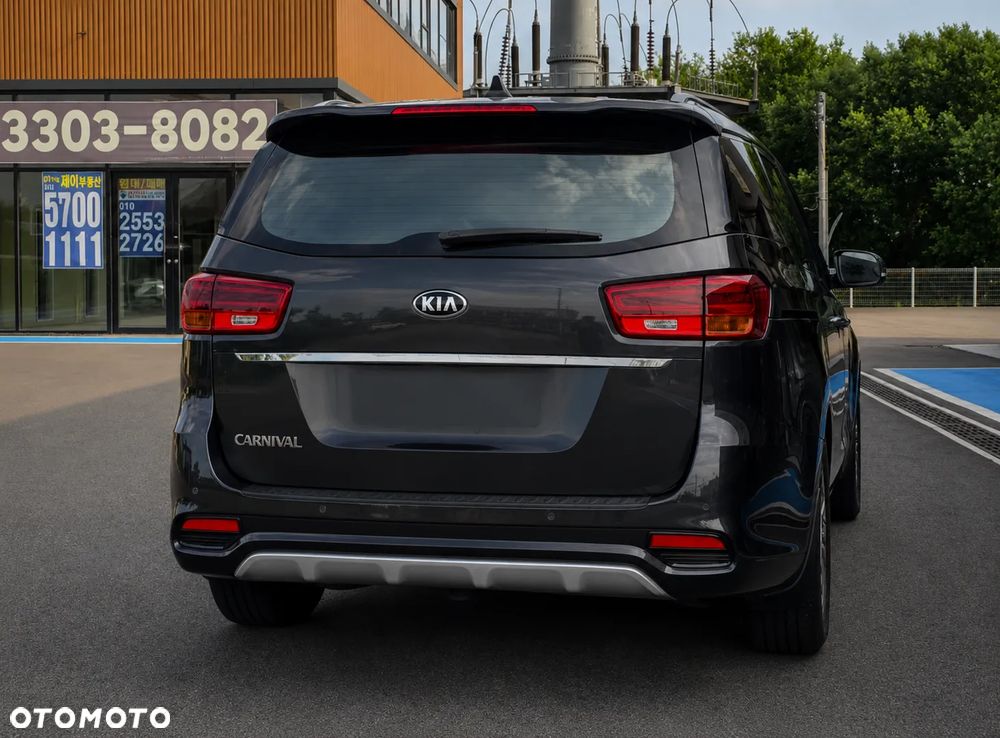 Kia Carnival - 2
