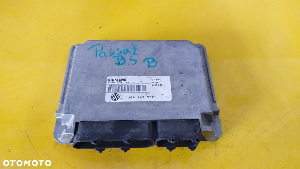 VW PASSAT B5  Sterownik silnika Siemens 3B0907557 - 1