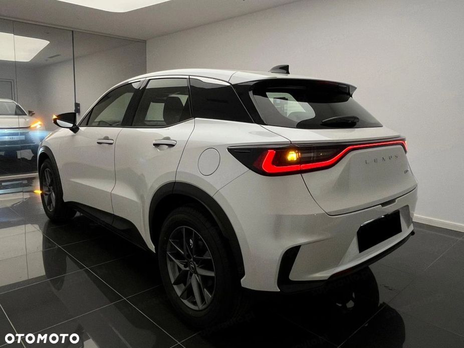 Lexus LBX - 7