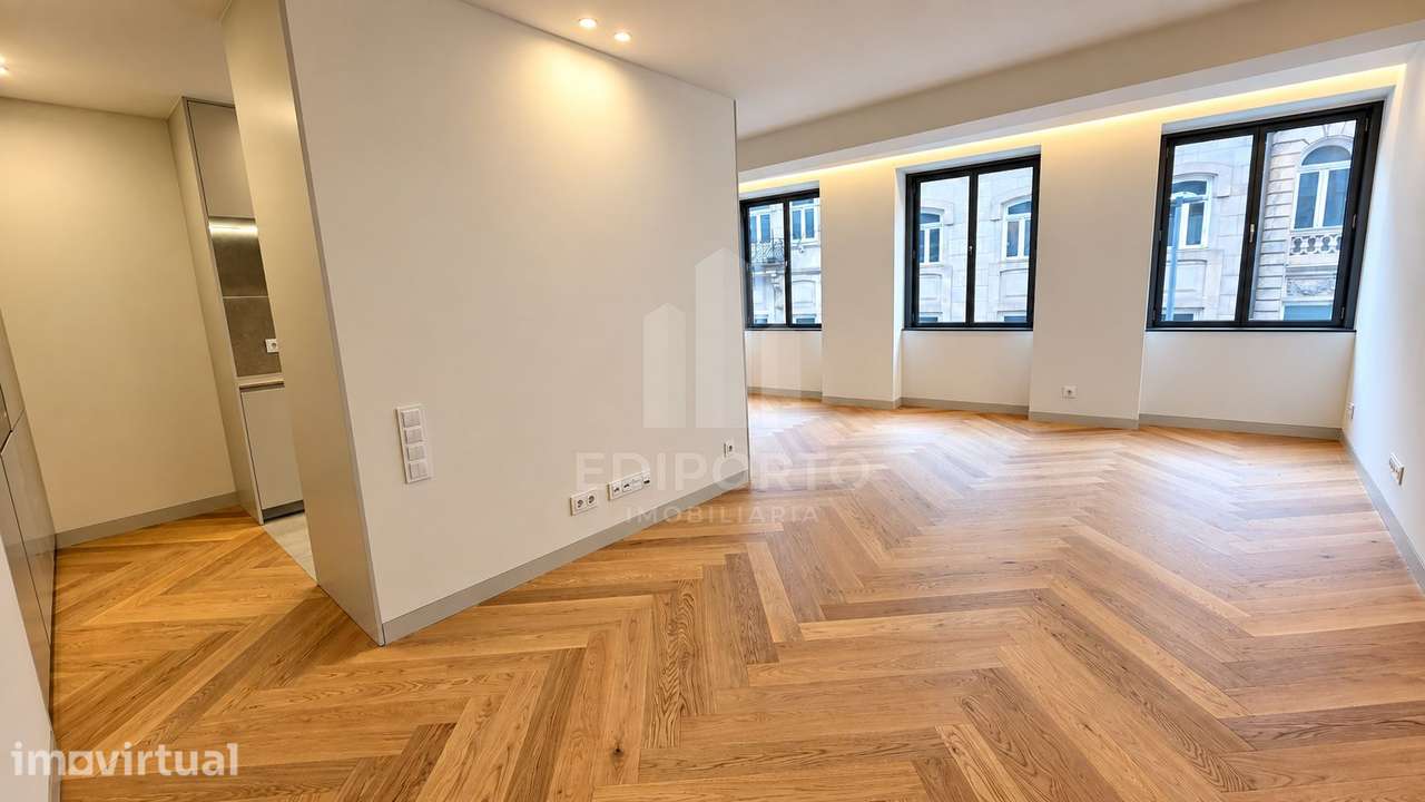 APARTAMENTO COM 2 SUITES E VARANDA PRONTO A HABITAR CENTRO DO PORTO