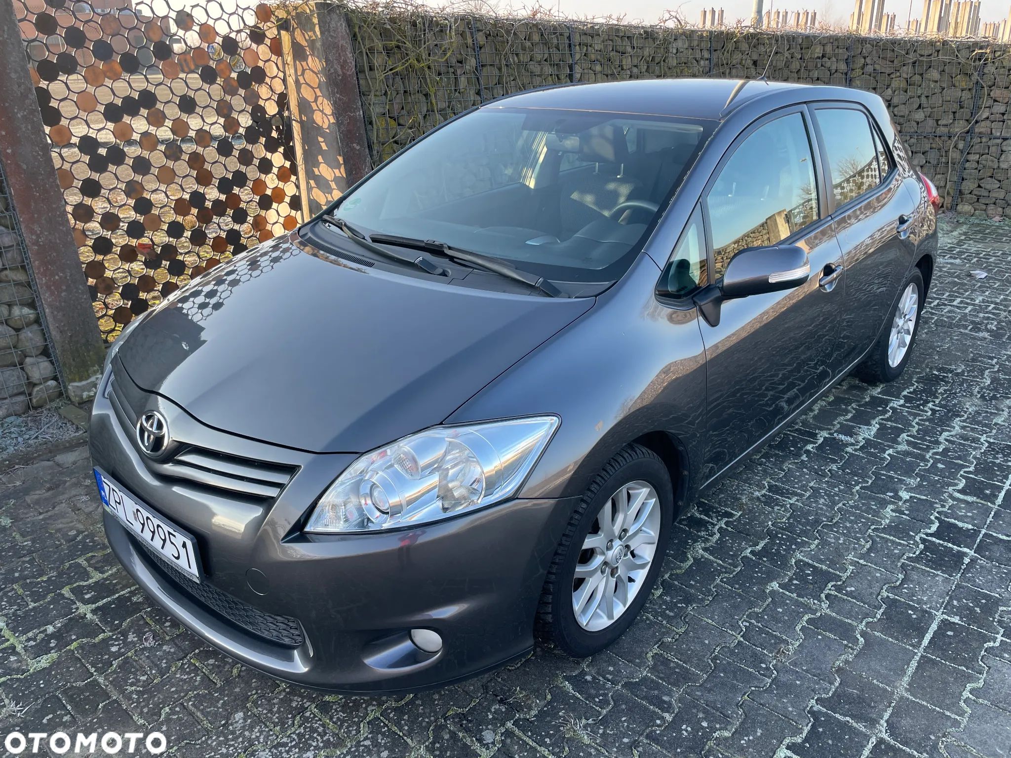 Toyota Auris 1.6 Premium + - 1