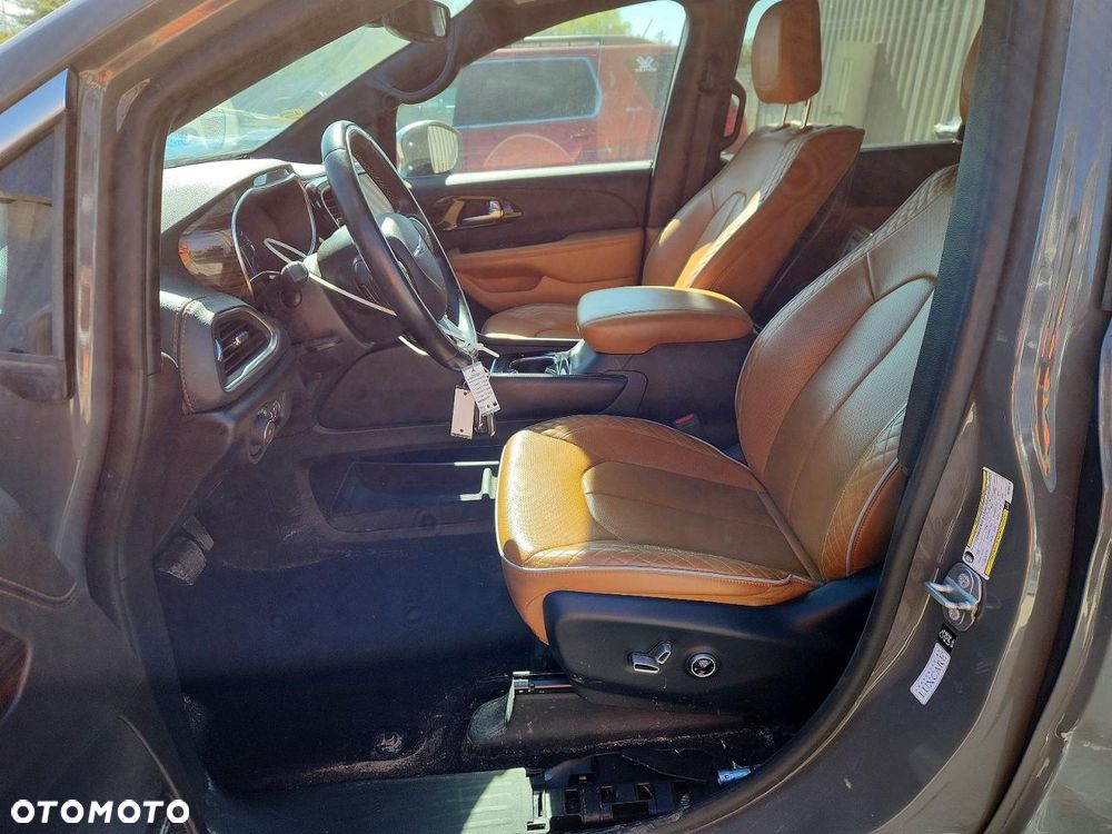 Chrysler Pacifica - 8