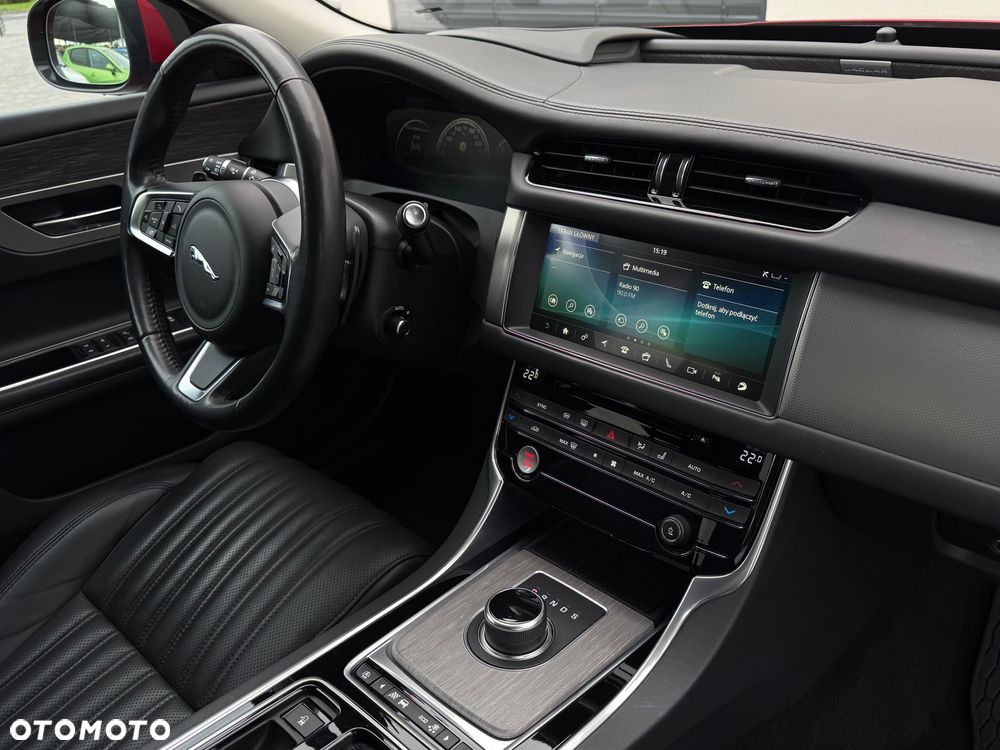 Jaguar XF 30d Portfolio - 31