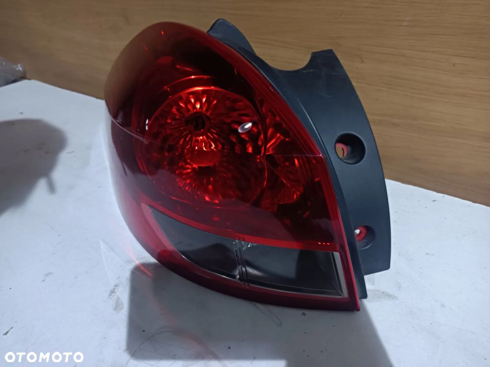 Lampa tylna lewa Renault Clio Grandtour kombi III 05- 8200586843 - 3