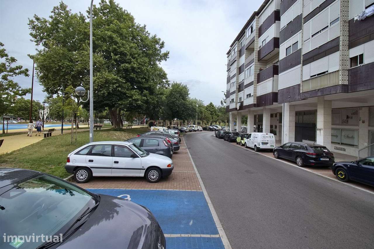Apartamento T2 com Duas Varandas e Excelente Localização - Grande imagem: 3/37