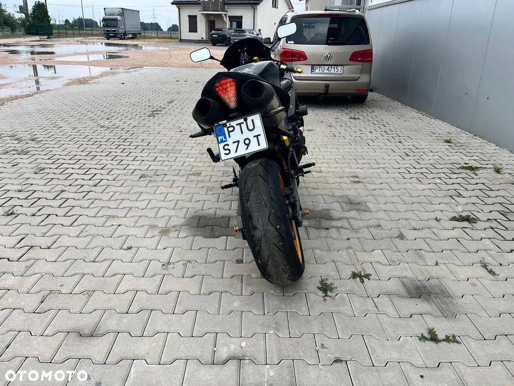 Yamaha R1 - 4