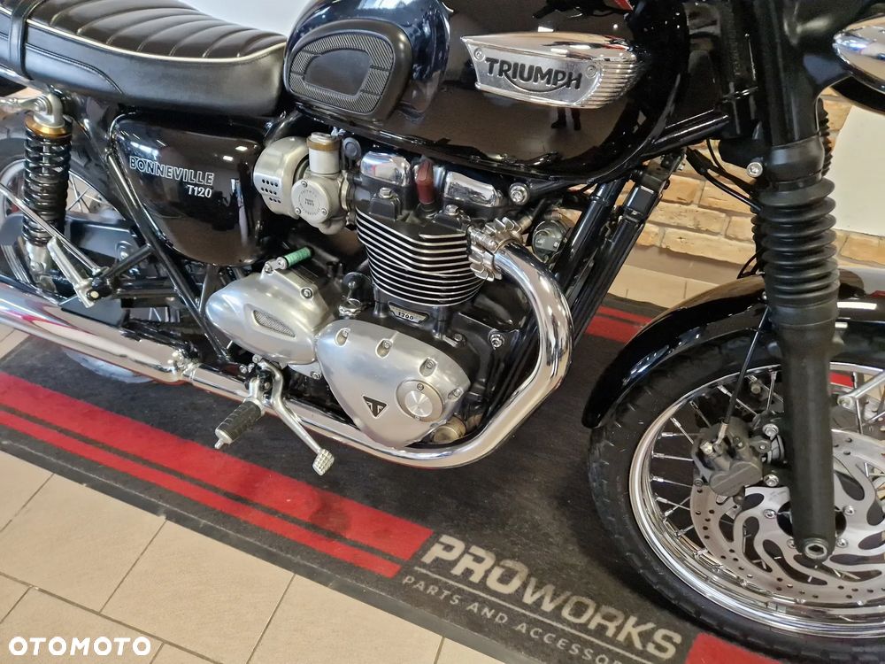 Triumph Bonneville - 30