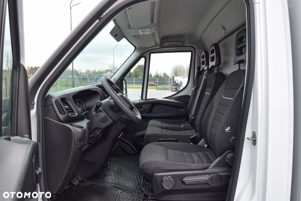 Iveco DAILY 35S14 / 2.3 - 140 KM / AUTIOMAT HI-MATIC / 3 OSOBY / DO 3,5 TONY / KONTENER / DOSTAWCZE / WINDA PALFINGER / KLIMA / TEMPOMAT / 2022 / SERWISOWANY / SPROWADZONY Z NIEMIEC - 27
