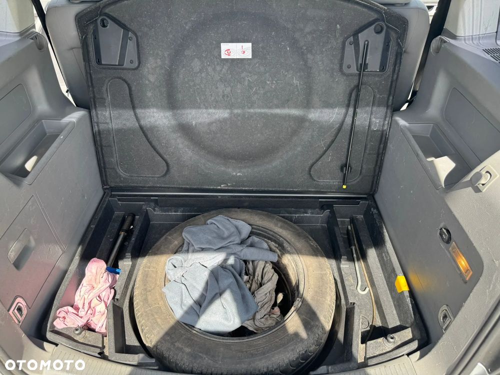 Volkswagen Touran - 23