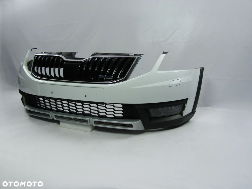 Zderzak przedni Skoda Octavia 3 Scout 17-20 Sprysk.  Lakier LF9F - 9