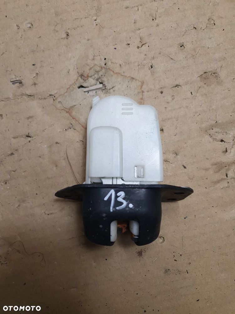 NISSAN JUKE I F15 10-14r ZAMEK KLAPY BAGAŻNIKA TYŁ - 1