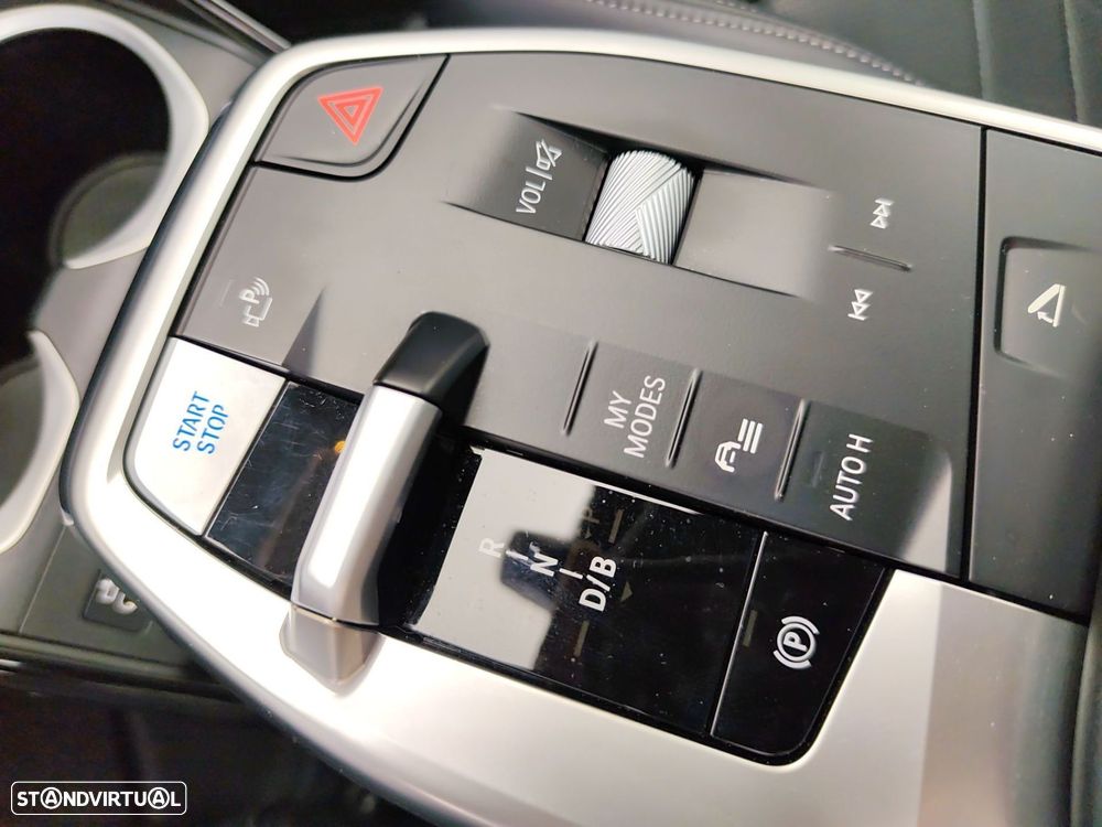 BMW iX1 eDrive20 Pack Desportivo M - 17