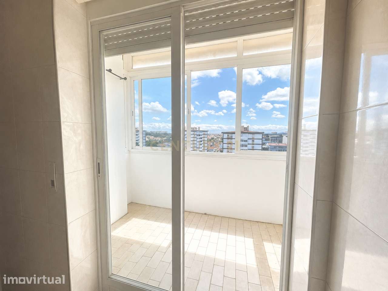 T3 Luminoso na Sobreda com Excelentes Áreas e Localização Privilegiada - Grande imagem: 4/19