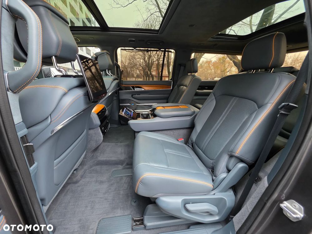 Jeep Grand Wagoneer - 22