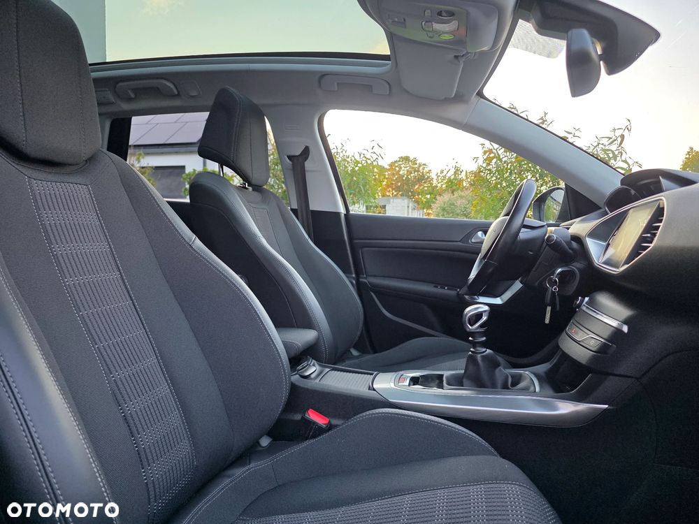 Peugeot 308 1.6 BlueHDi Allure S&S - 23