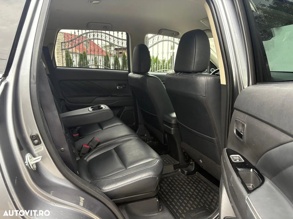 Mitsubishi Outlander 2.0 4WD Plug-In Hybrid Plus - 10