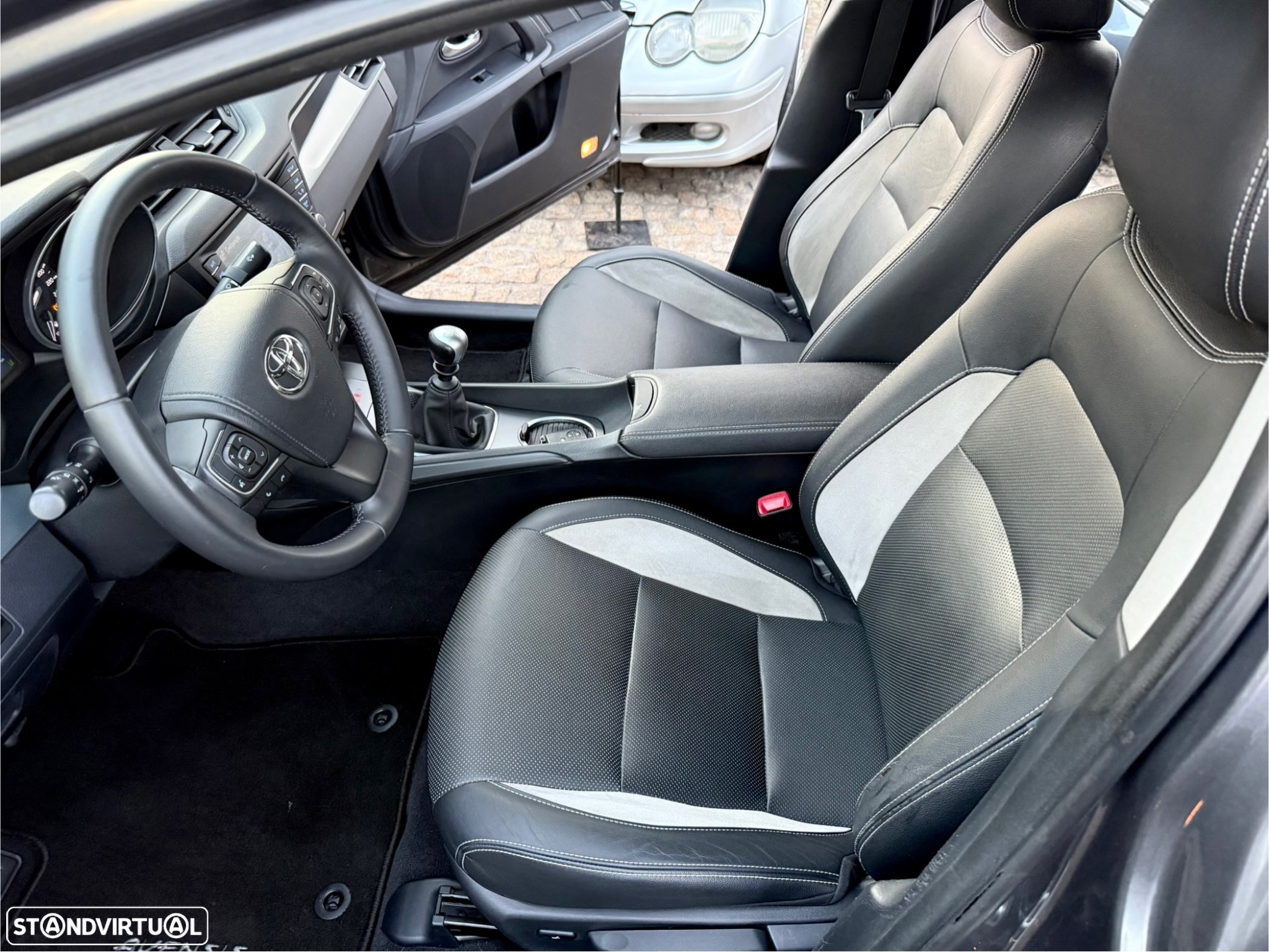 Toyota Avensis SD 1.6 D-4D Luxury+GPS - 28