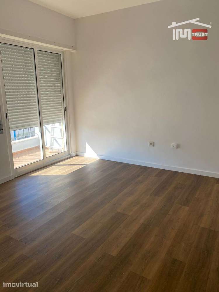 Apartamento T2 Totalmente Renovado, Coz. Equipada, Elevador, Zona C... - Grande imagem: 4/18