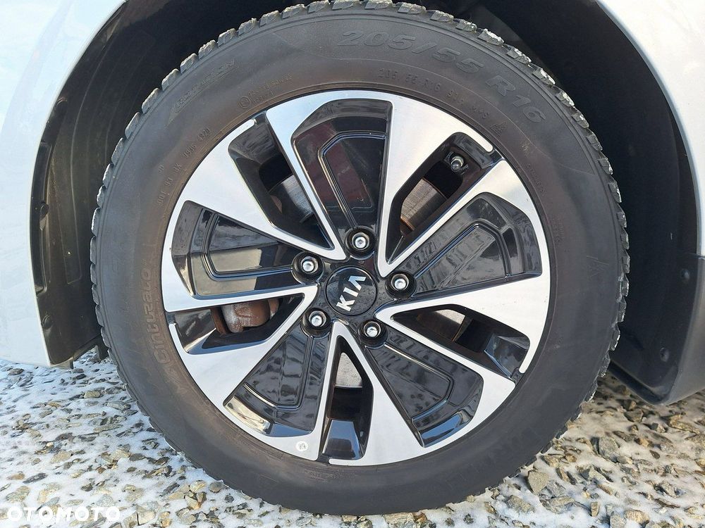 Kia Ceed - 32