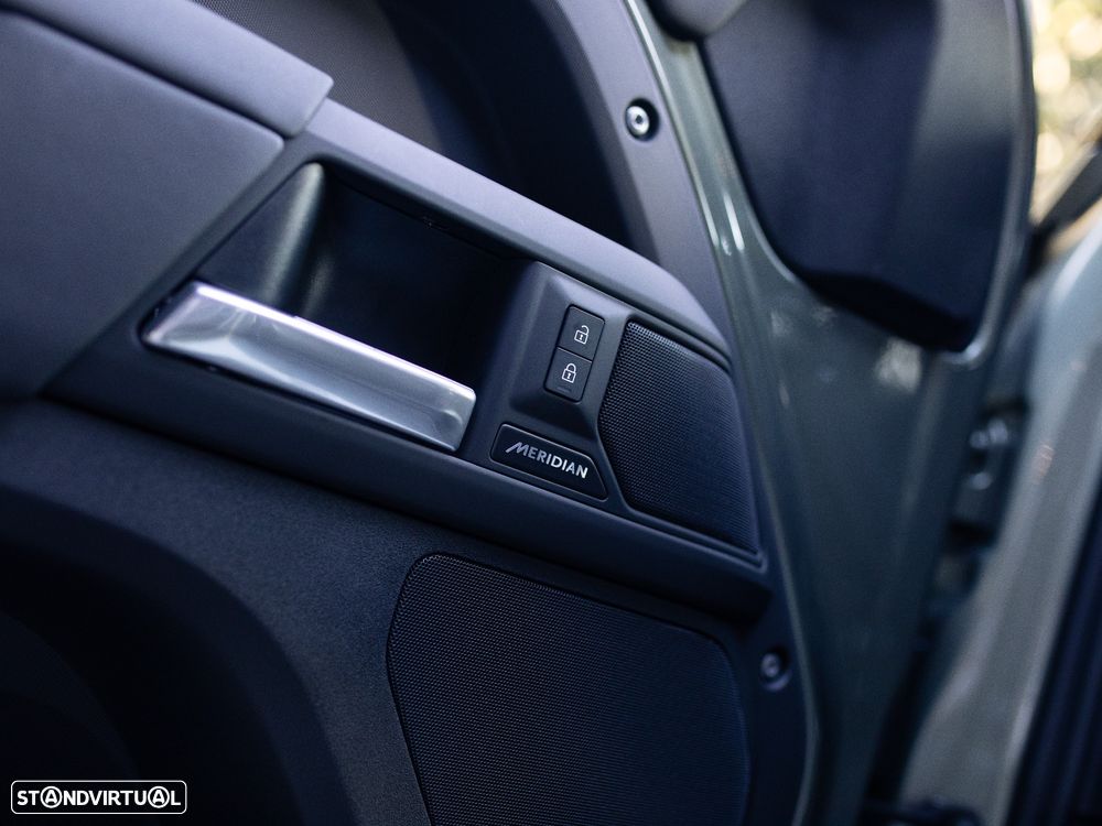 Land Rover Defender 2.0 P300e 110 AWD X-Dynamic SE - 27