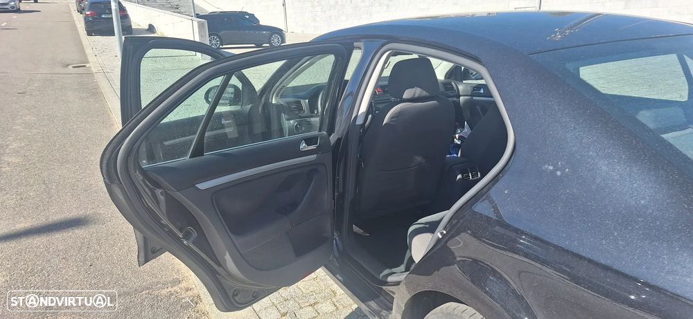 VW Jetta 1.9 TDi Confortline - 12