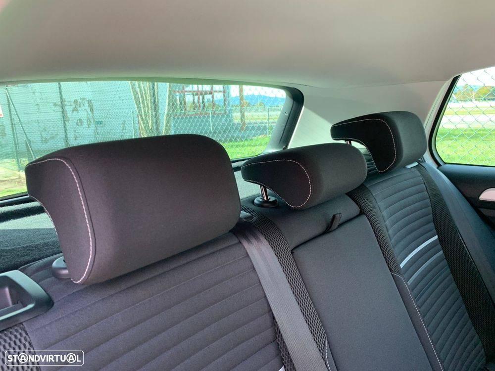 VW Golf 1.6 TDi R-Line - 23