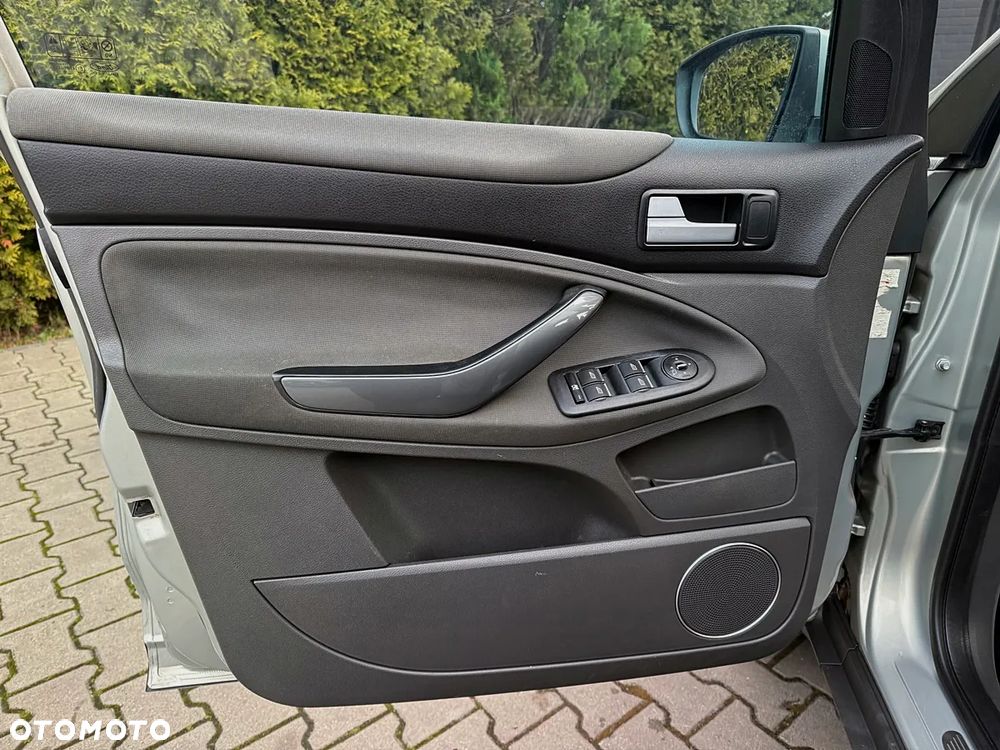 Ford Kuga 2.0 TDCi 2x4 Titanium - 23