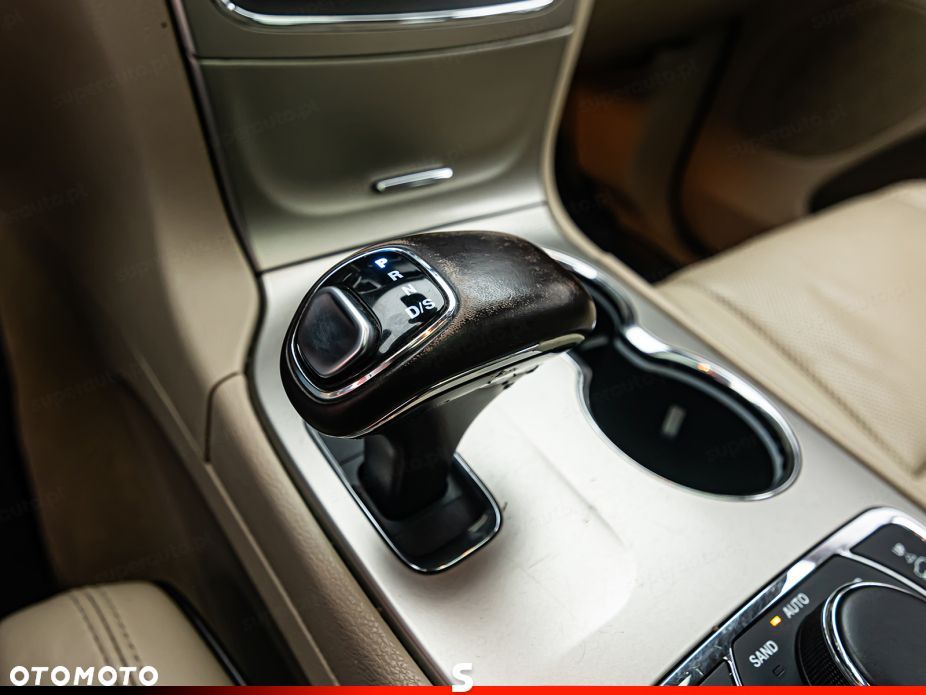 Jeep Grand Cherokee - 24