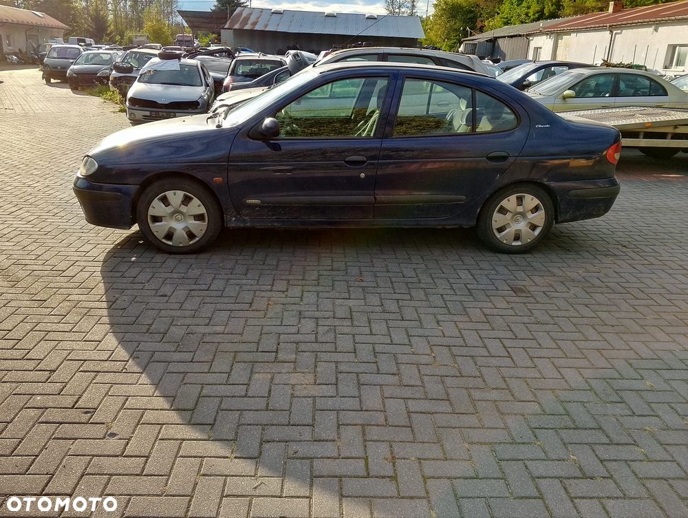 Renault Megane I FL (99-02.) 1.6 B 107KM. Silnik K4M700 Skrzynia JB3953  lakier OV460 - BLUE KING BC.Cały na części. GWARANCJA !!!  Przód Tył Zestaw Komplet Drzwi Klapa Zderzak Błotnik Maska Grill Atrapa Szyba Pas Lampa Lusterko Boczki Fotel Kanapa Kokpit Deska Rozdzielcza Przełącznik Włącznik Sterownik Przewody Wiązka Instalacja Moduł Komputer Czujnik Listwa Pompa Alternator Wtryski Głowica Rozrusznik Kompresor Sprzęgło Dwumas Silnik Skrzynia ABS Klimatyzacji Paliwa Wspomagania Kolektor Turbina Przepustnica Zawór Chłodnica Koło Hak Belka Sanki Zawieszenie Mcpherson Półoś Amortyzator Wydech Tłumik Zacisk Most - 4