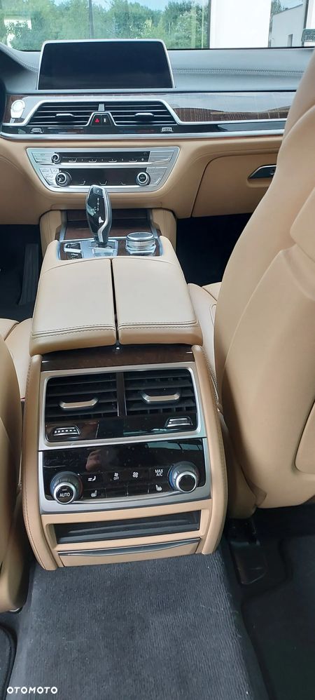BMW Seria 7 750Li xDrive - 25