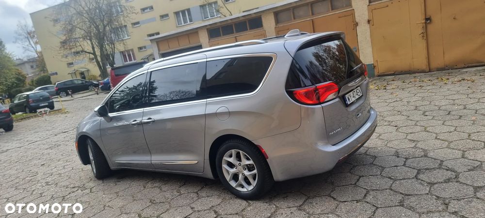 Chrysler Pacifica - 2