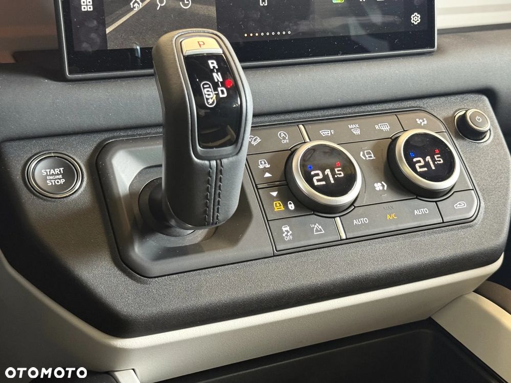 Land Rover Defender 110 D200 X-Dynamic SE - 8