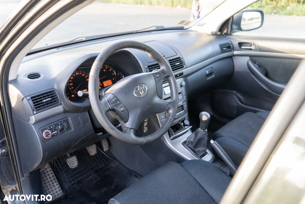 Toyota Avensis 1.6 Comfort - 8