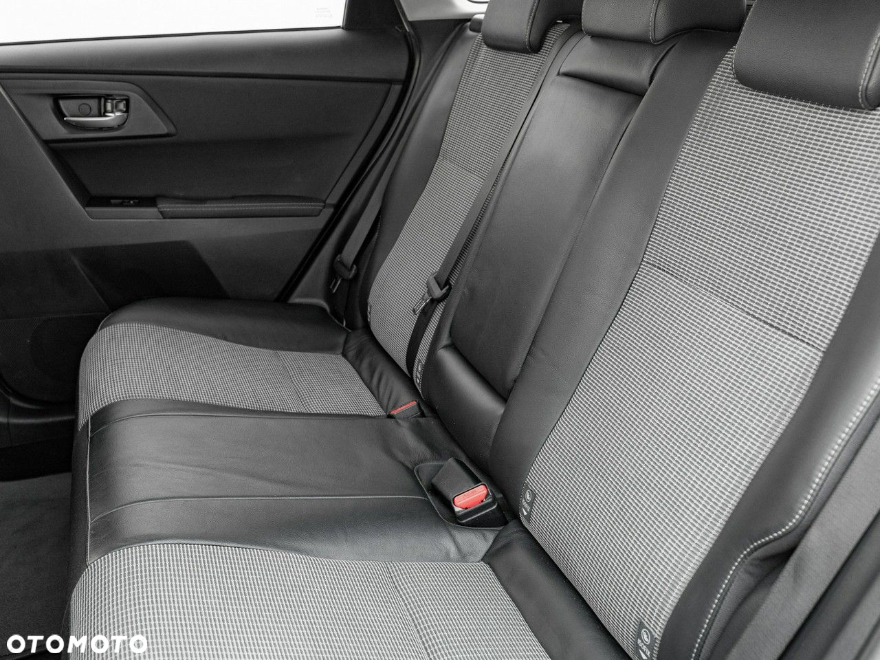 Toyota Auris Hybrid 135 Premium - 28