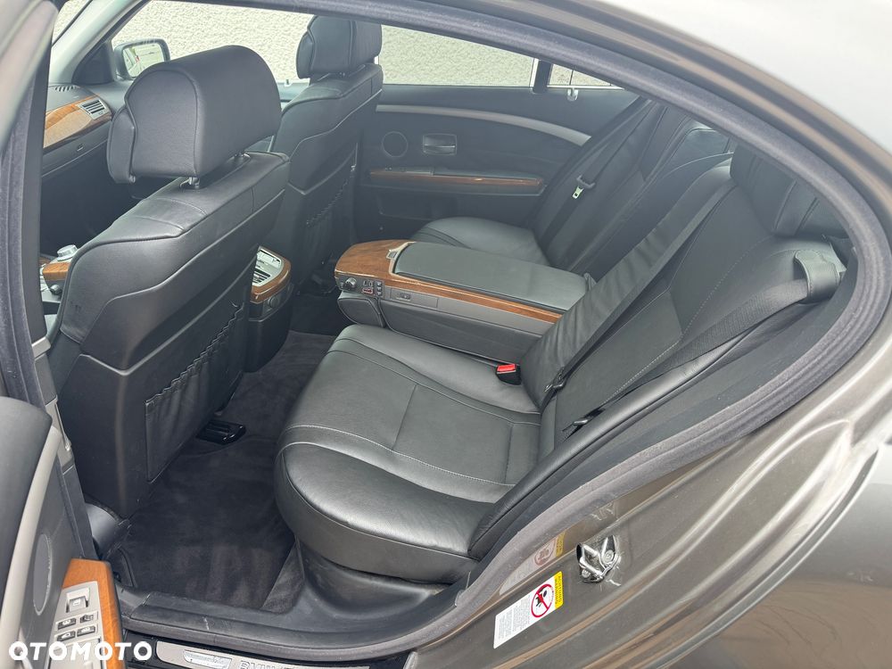 BMW Seria 7 740i - 8