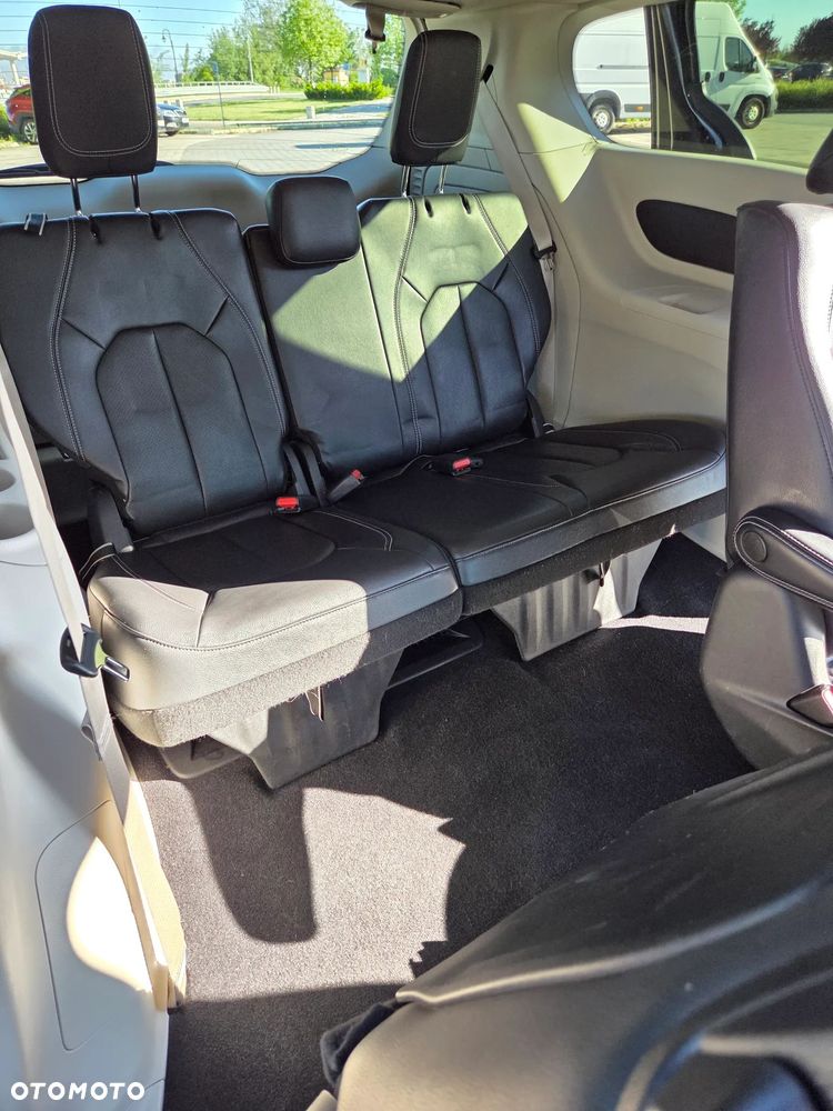 Chrysler Pacifica - 12