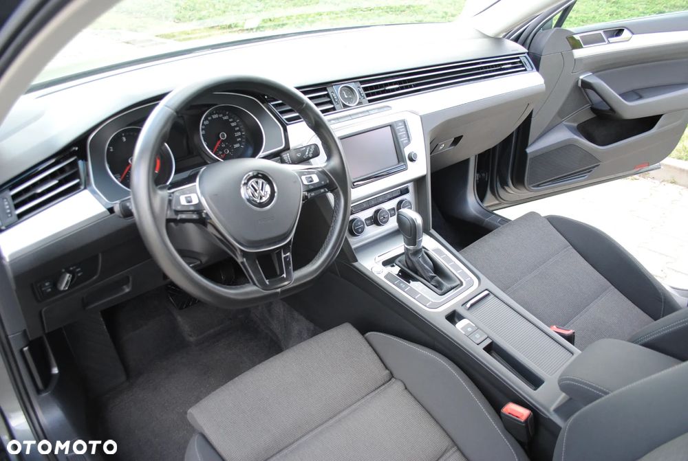 Volkswagen Passat - 11