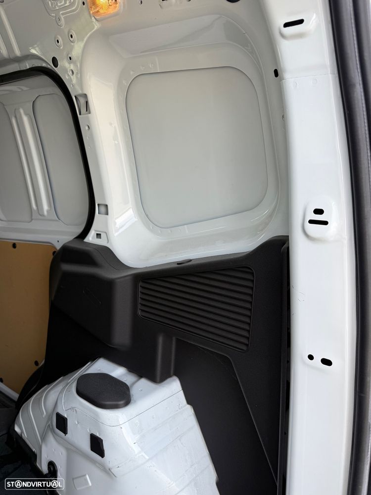 Ford Transit Courier - 11
