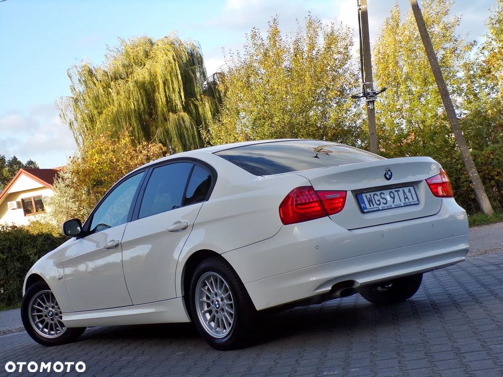 BMW 318I 2010 photo 4