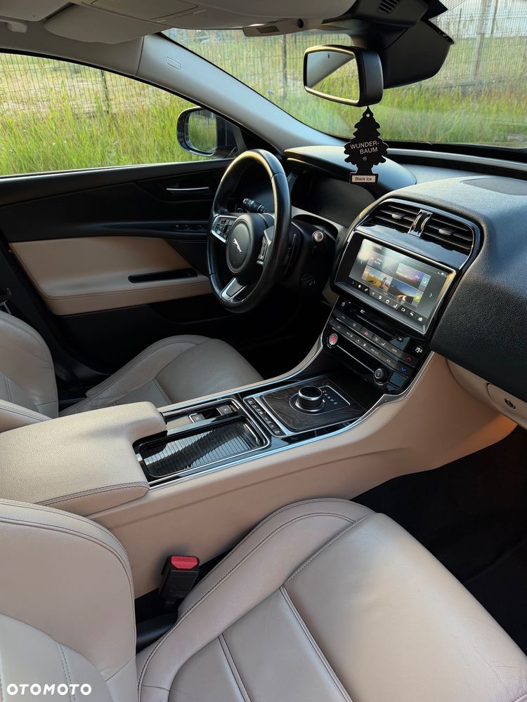 Jaguar XE 2.0 D Portfolio - 15