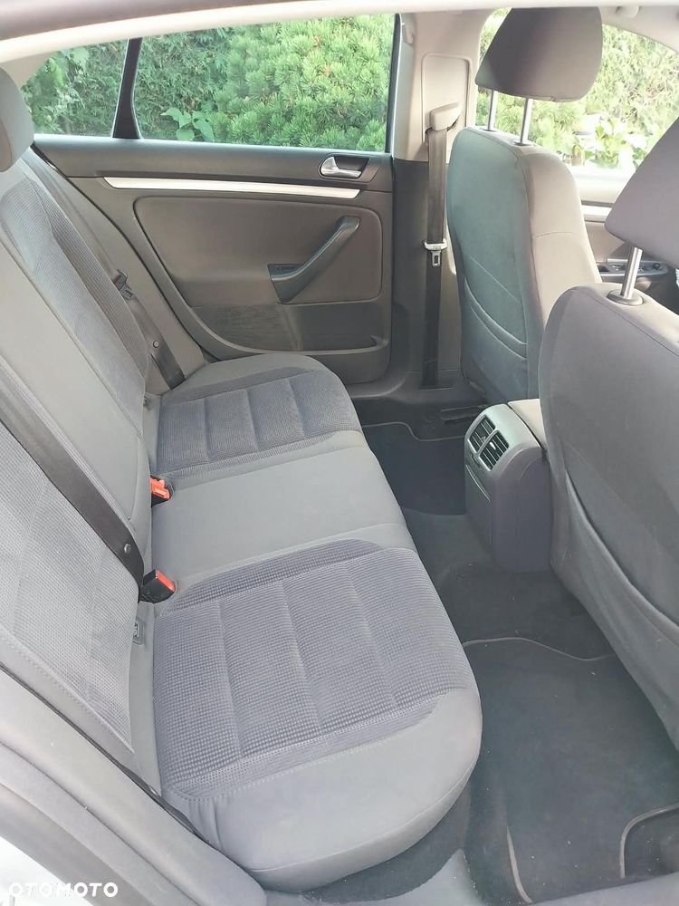 Volkswagen Jetta - 11